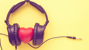 yuriz / Getty Images Fones de ouvido em volta de um coração