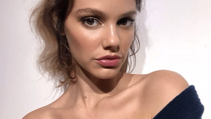 Instagram Laura Neiva em selfie postada em seu instagram