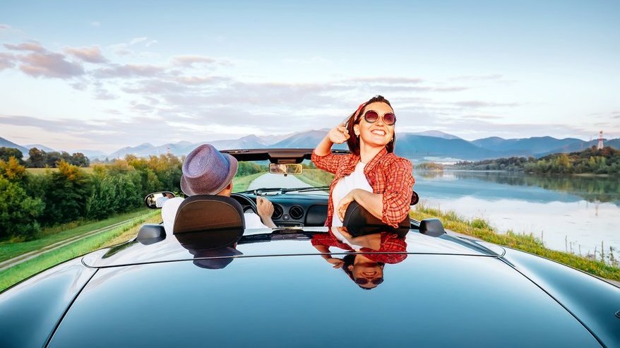 Soloway / 123rf Casal viajando em uma estrada em um carro conversível
