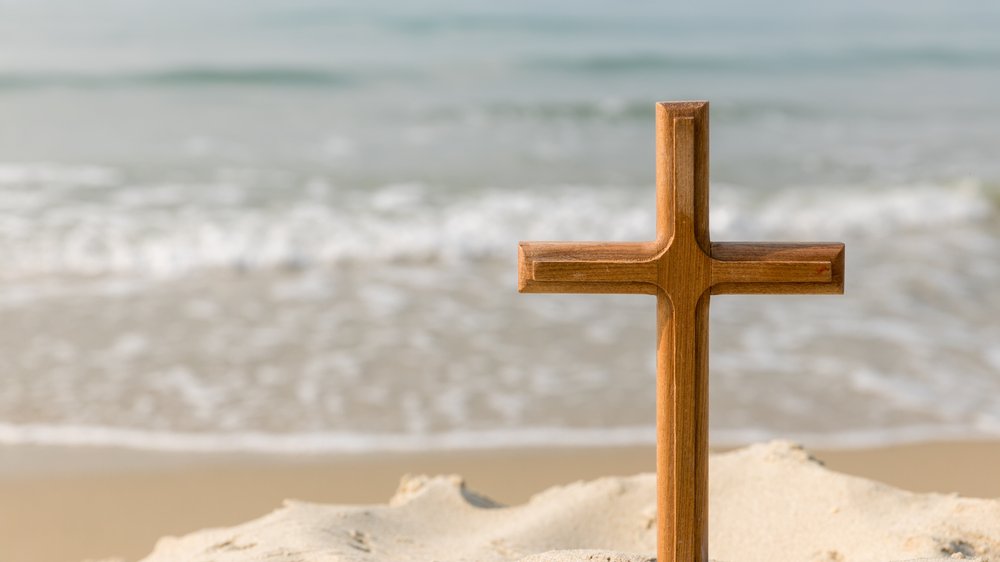 Crucifixo com um mar atrás