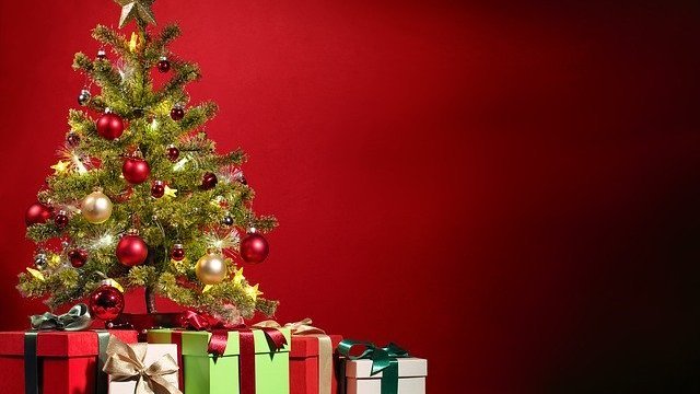 Árvore de Natal em fundo vermelho e presentes