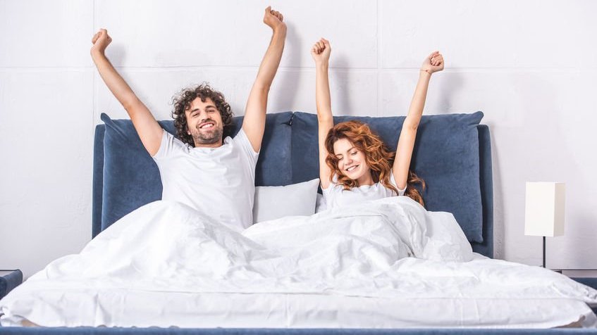Foto: lightfieldstudios/123RF Casal de namorados se espreguiçando na cama