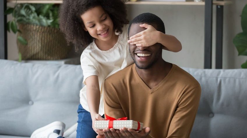 Menina fazendo surpresa de aniversário para pai