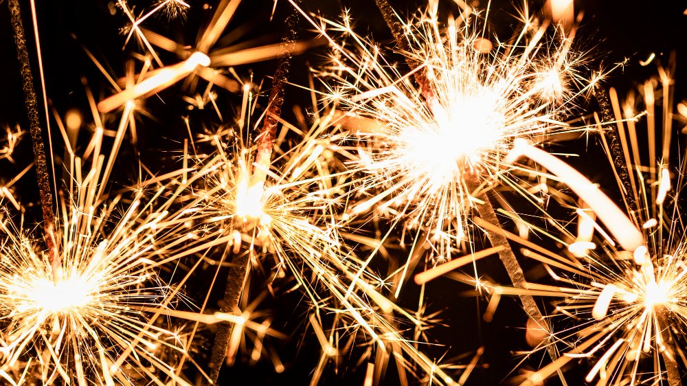 Fogos de artifício em zoom, na noite de Ano Novo
