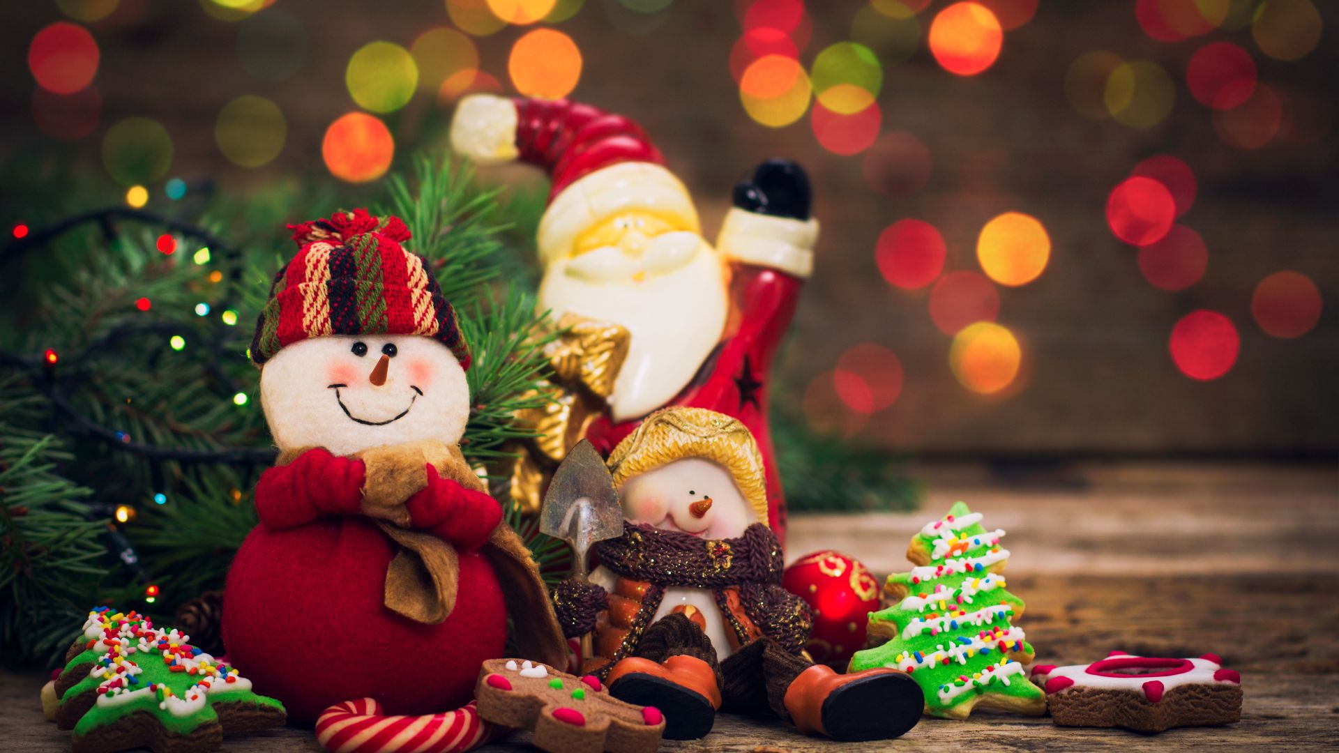 Imagens com elementos natalinos como o boneco de neve, papai noel, boas colaboridas, enfeites e biscoitos doces diversos.