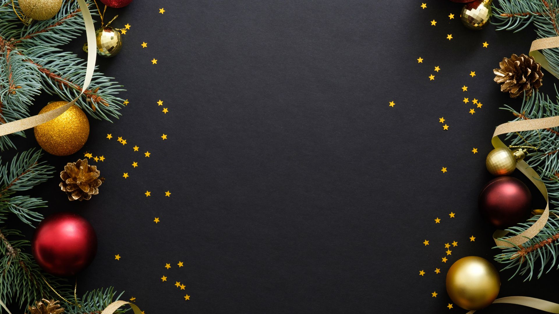 Savanevich Viktar para o Canva Imagem de fundo escuro. Nas laterais, elementos natalinos como bolas de natal e galhos de pinheiro.