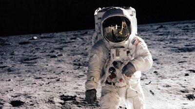 Imagem de astronauta em seu traje, andando na Lua.