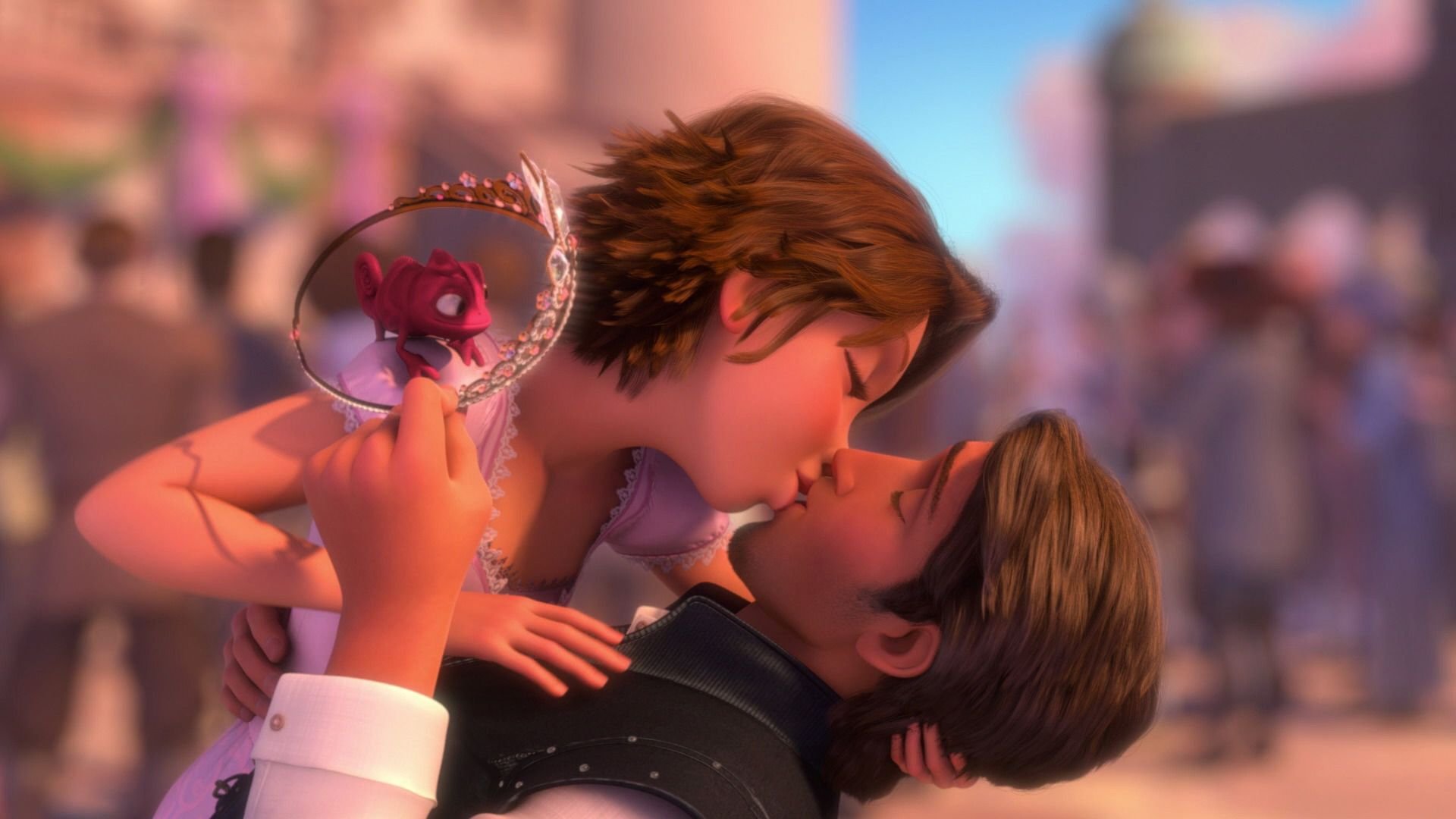 Rapunzel e Flynn Rider se beijando enquanto ele segura a coroa dela