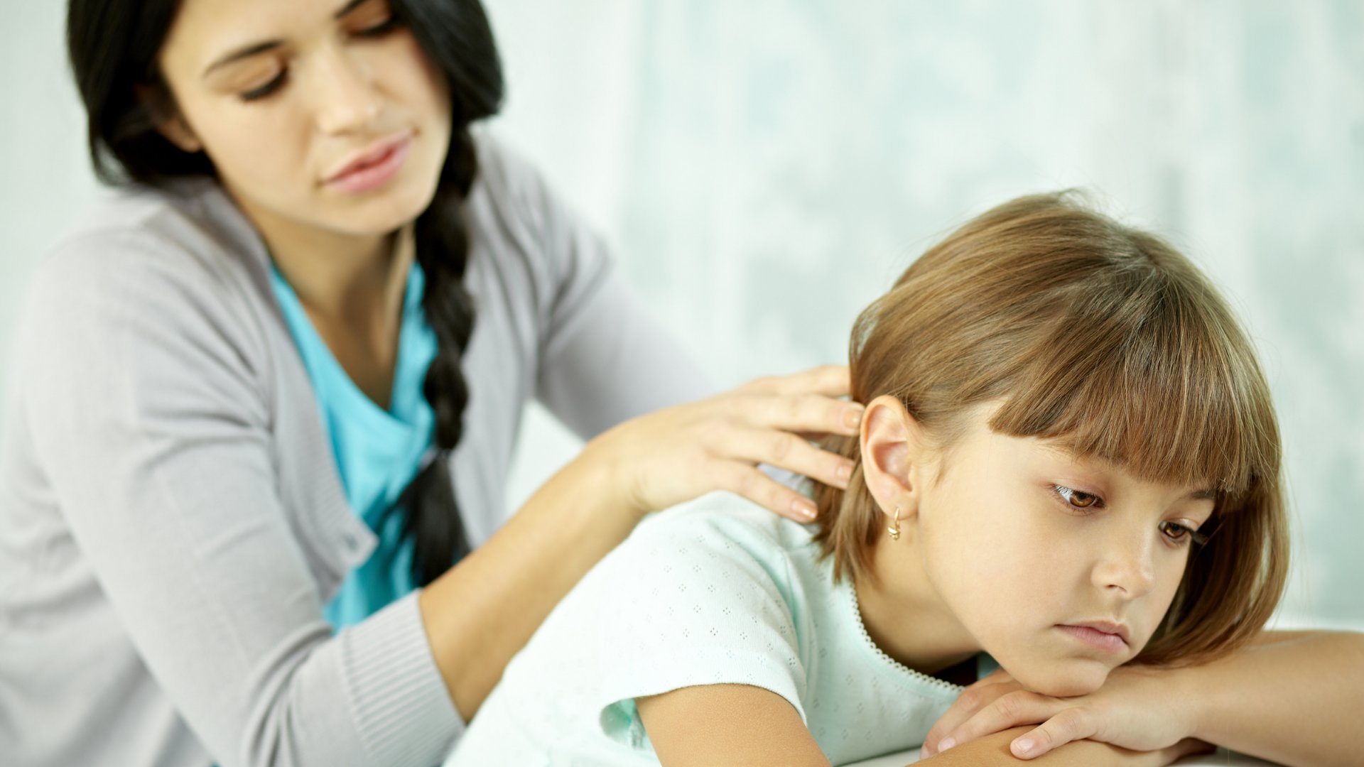 Mulher consolando filha que está com saudade