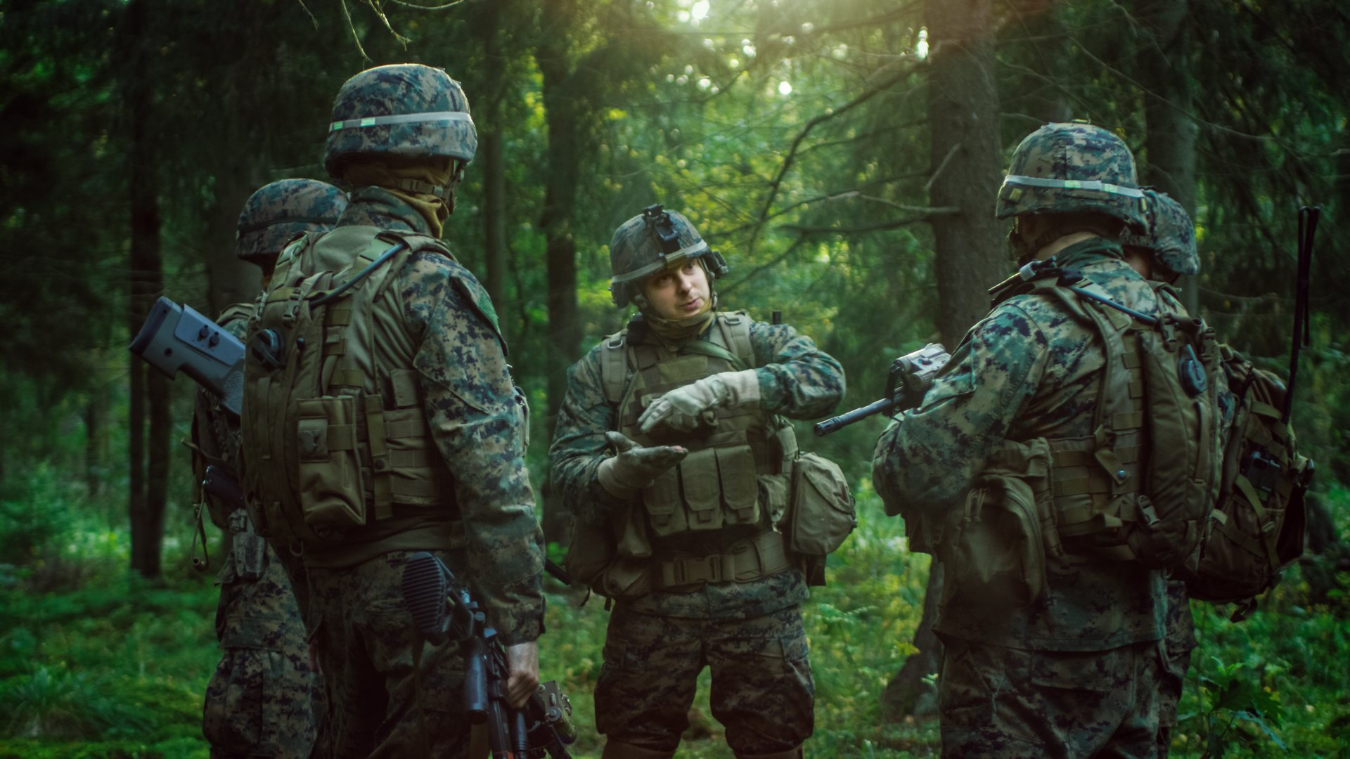 Esquadrão de soldados camuflados dentro da floresta