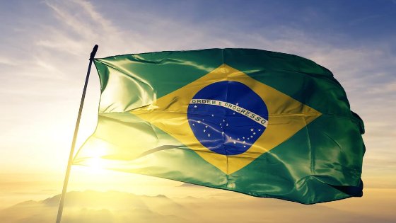 Bandeira do Brasil ao avento com o sol iluminando