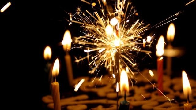 velas de aniversário pegando fogo