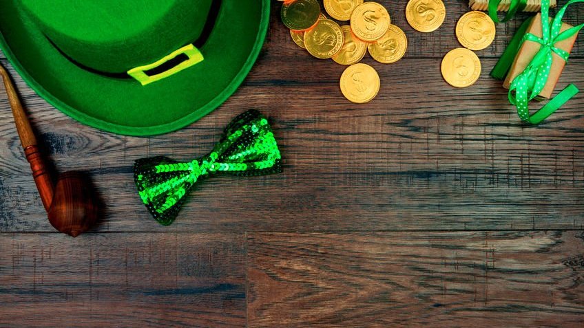 123rf/Andrii Starunskyi Cartola verde e moedas douradas
