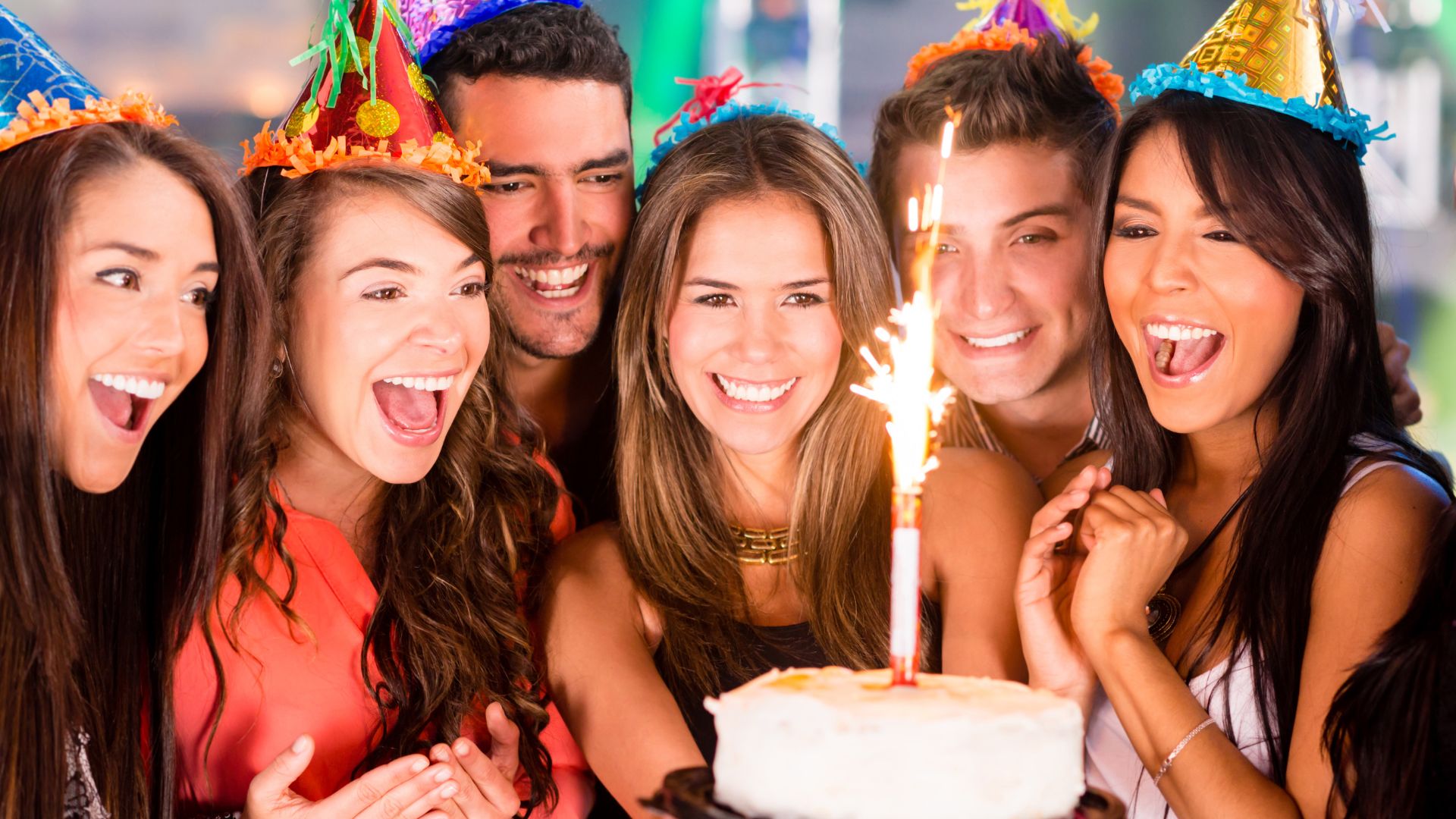 Imagem de várias pessoas celebrando o aniversário de alguém muito especial.