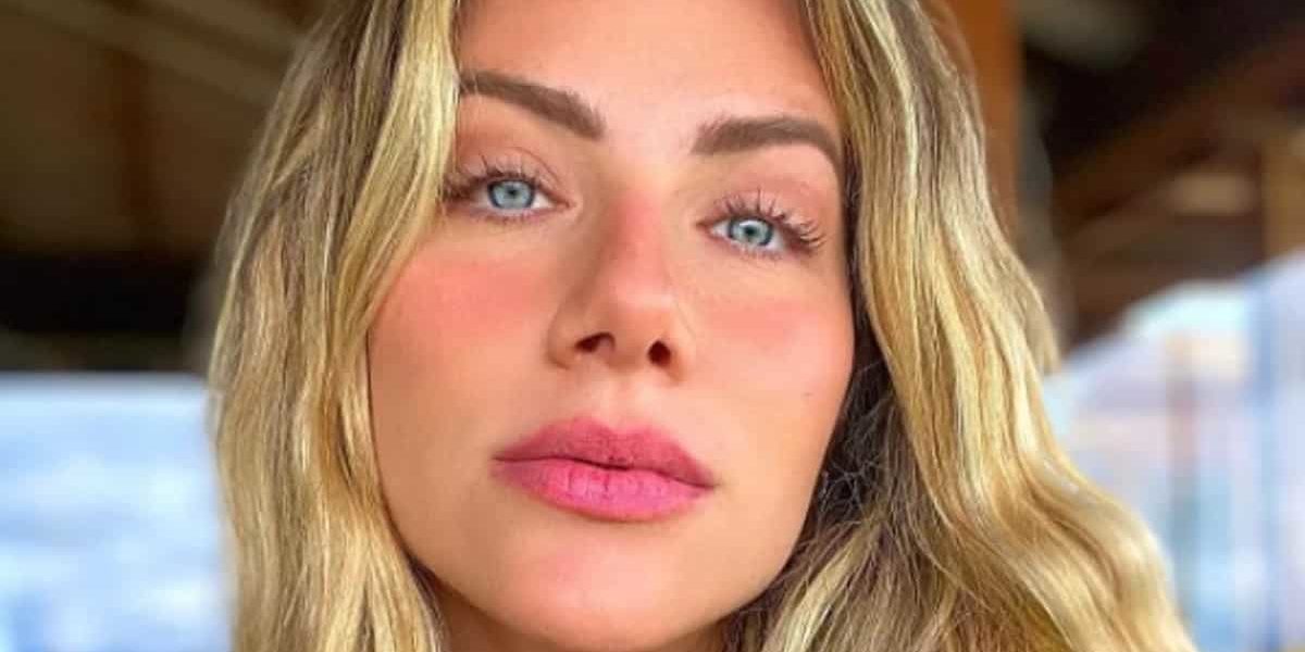 Selfie de Giovanna Ewbank com rosto um pouco queimado de Sol