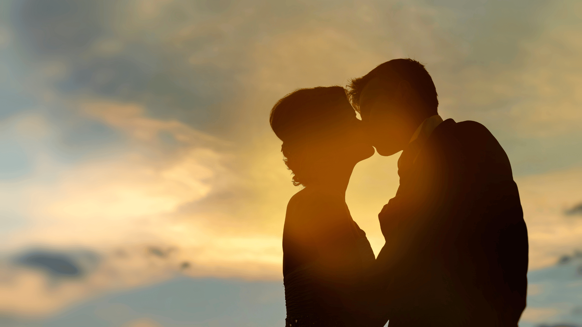 stock_colors de Getty Images Signature no Canva Caal se beijando ao sol.