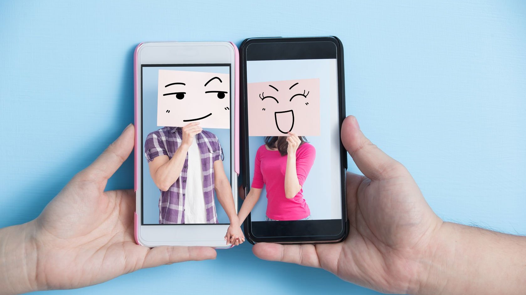 123rf Celulares lado a lado, com imagens de casal com caixa de papelão na cabeça