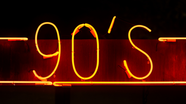 Placa neon escrita '90's'
