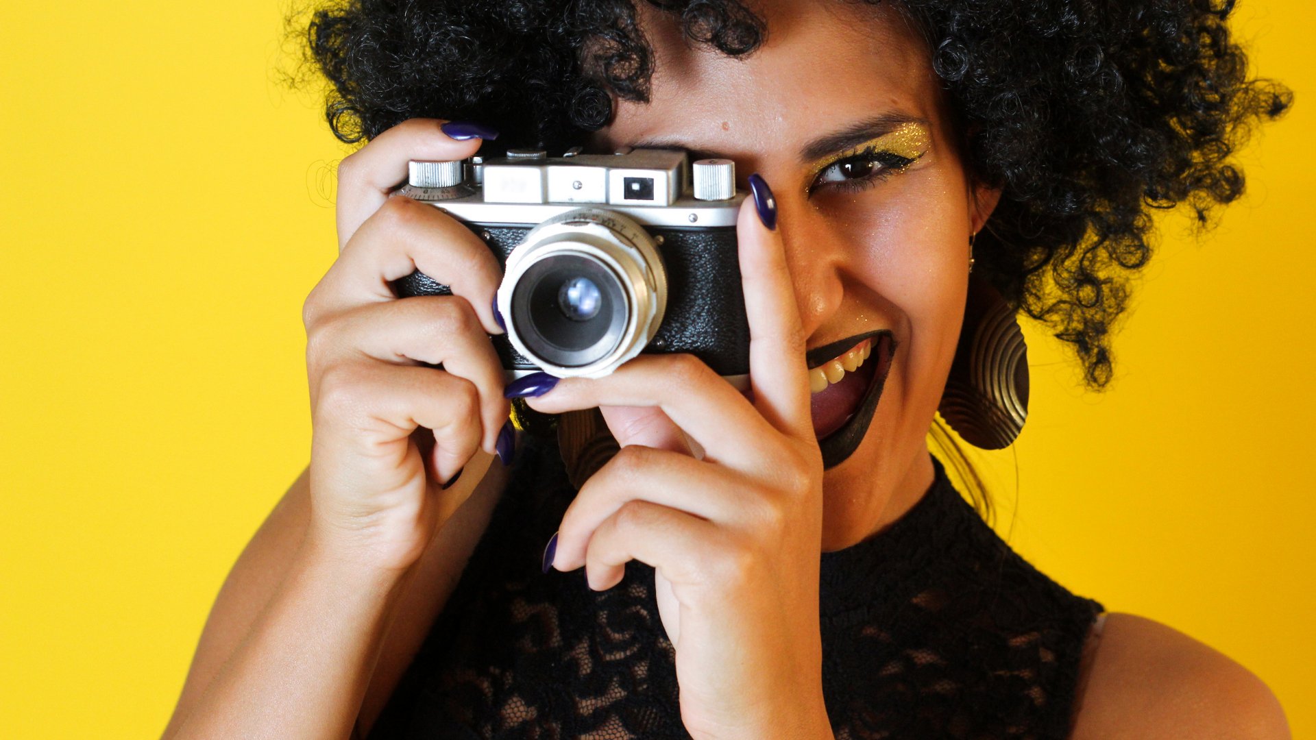 Zhobla91 / Getty Images Pro / Canva Mulher sorrindo tirando uma foto