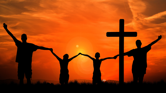 geralt de pixabay / Canva Silhueta de pessoas ao pôr do sol, juntamente com uma cruz