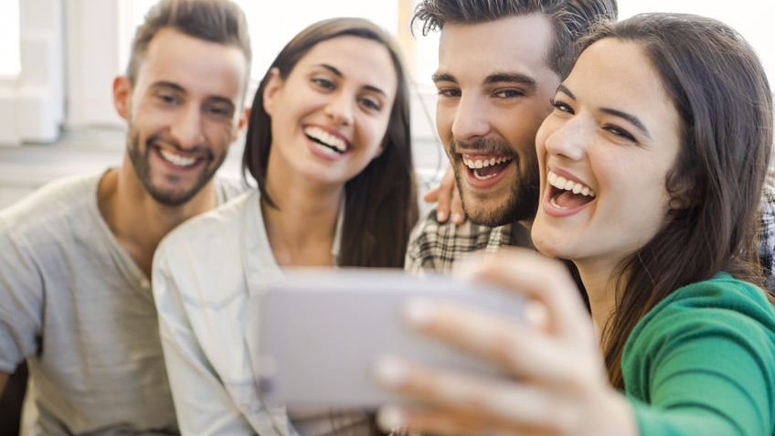 Grupo de pessoas tirando selfie