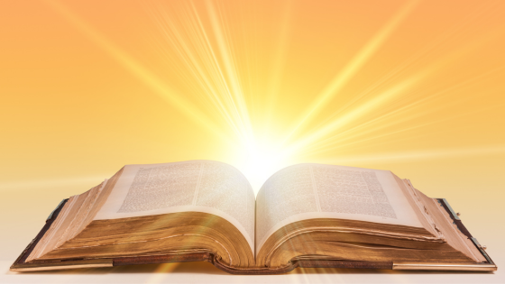 Montagem com uma bíblia aberta e a luz do sol ao fundo