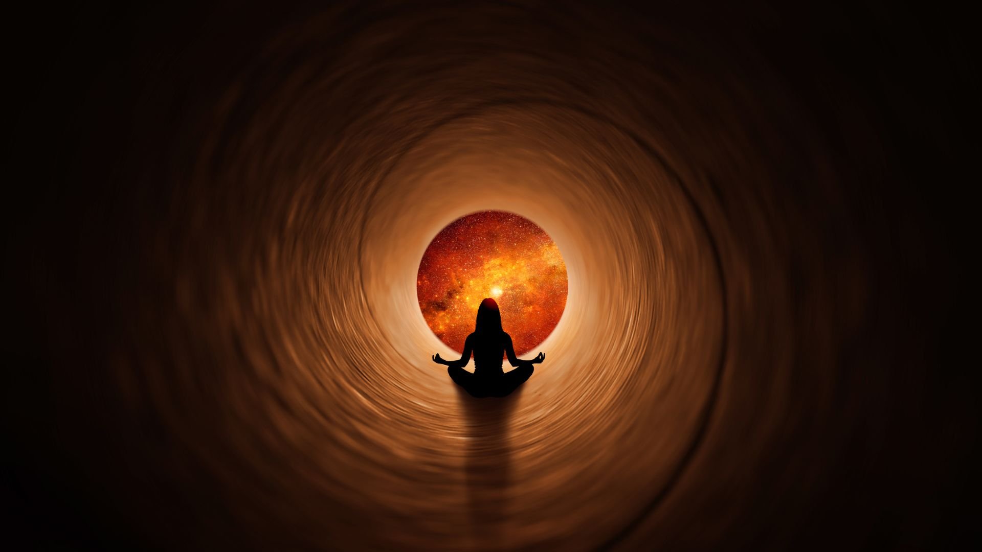 Imagem de fundo alaranjado que traz a foto do universo. Ao centro uma mulher sentada em posição de meditação.