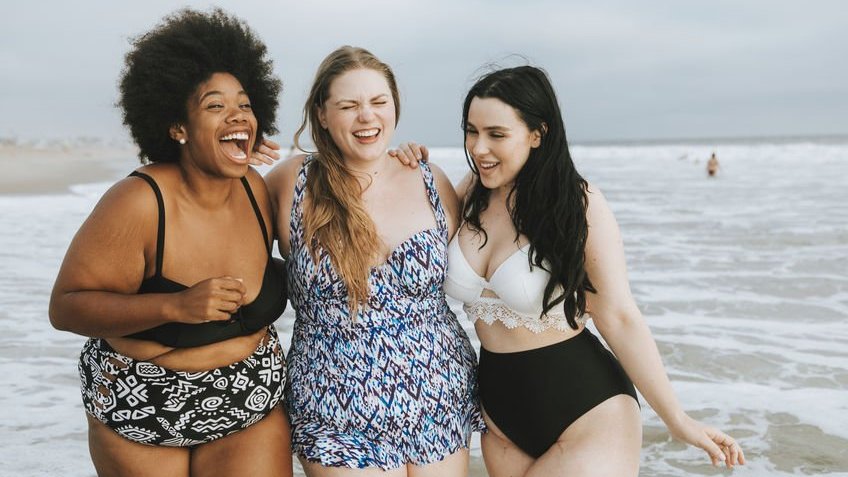 123rf / rawpixel Mulheres na praia