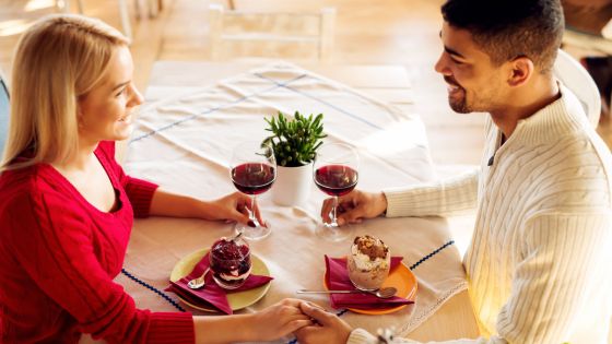 Casal de namorados em um restaurante