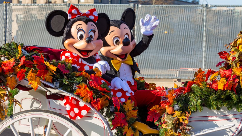 Minnie e Mickey Mouse da Disney acenando