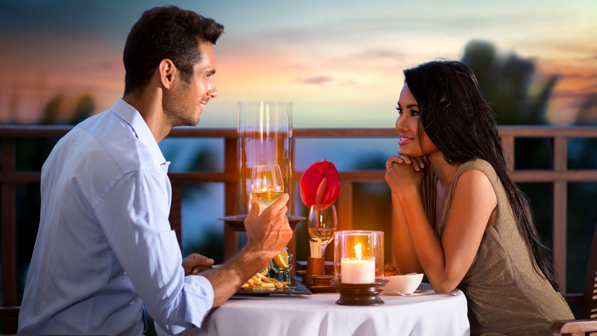 Homem e mulher conversando em um jantar romântico