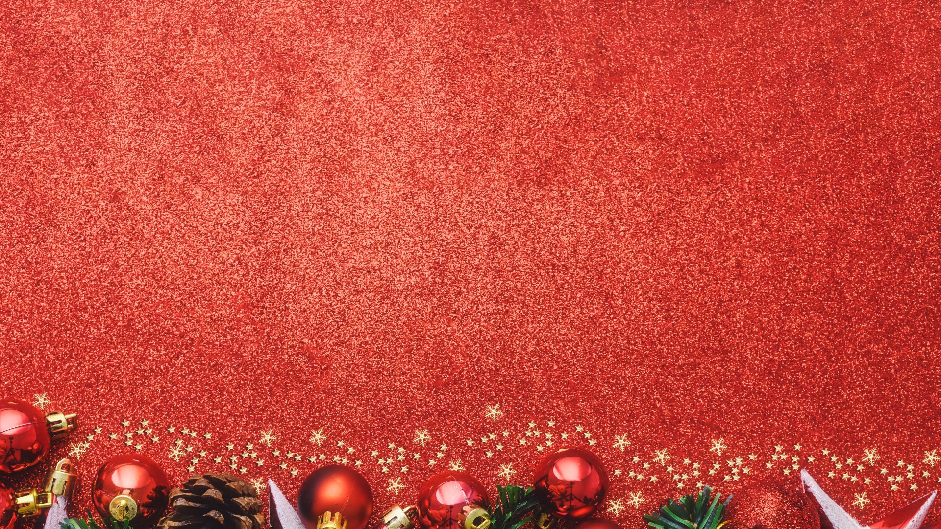 Imagem de fundo vermelho. No canto inferior da imagem, uma borda decarativa composta por elementos natalinos como bolas vermelha e pinha.