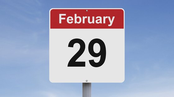 Placa indicando o mês de fevereiro e dia 29 abaixo