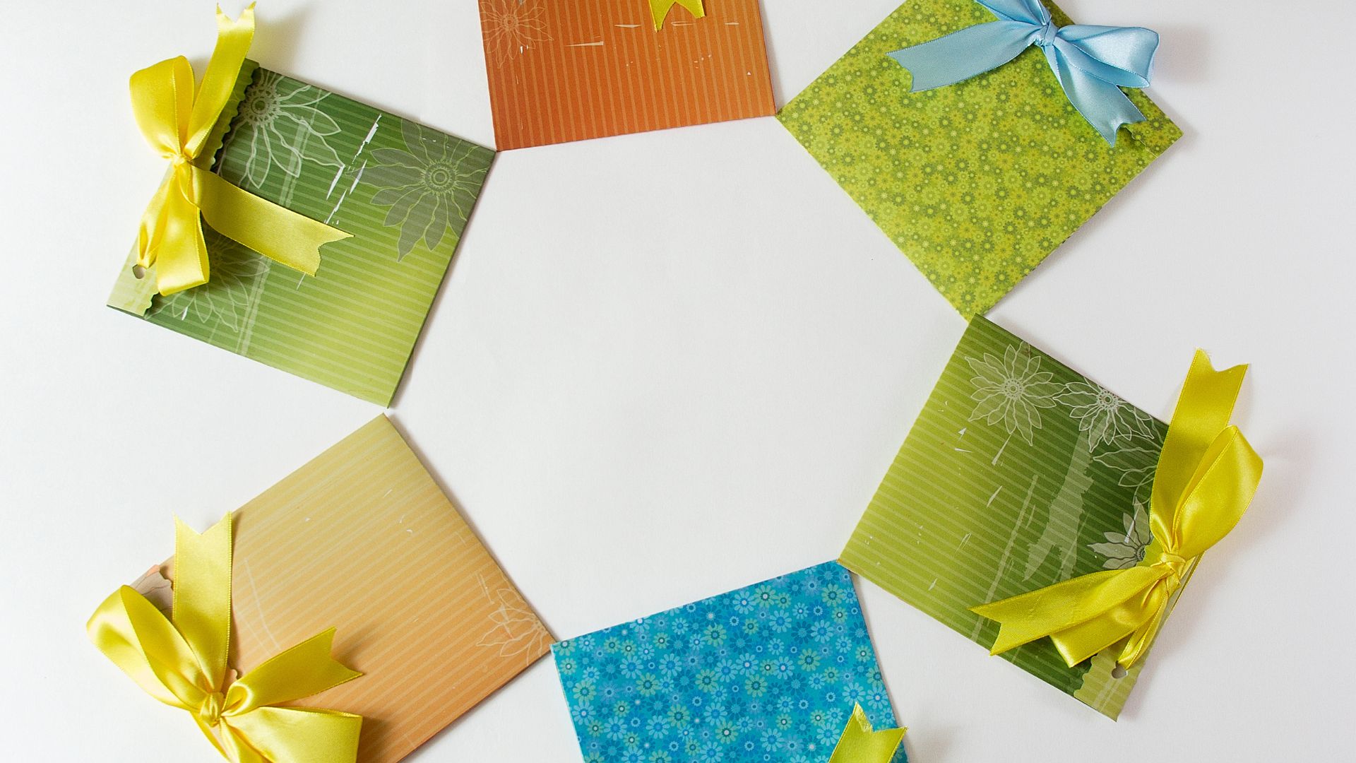 Imagem de fundo banca com envelopes coloridos e fitas de presente