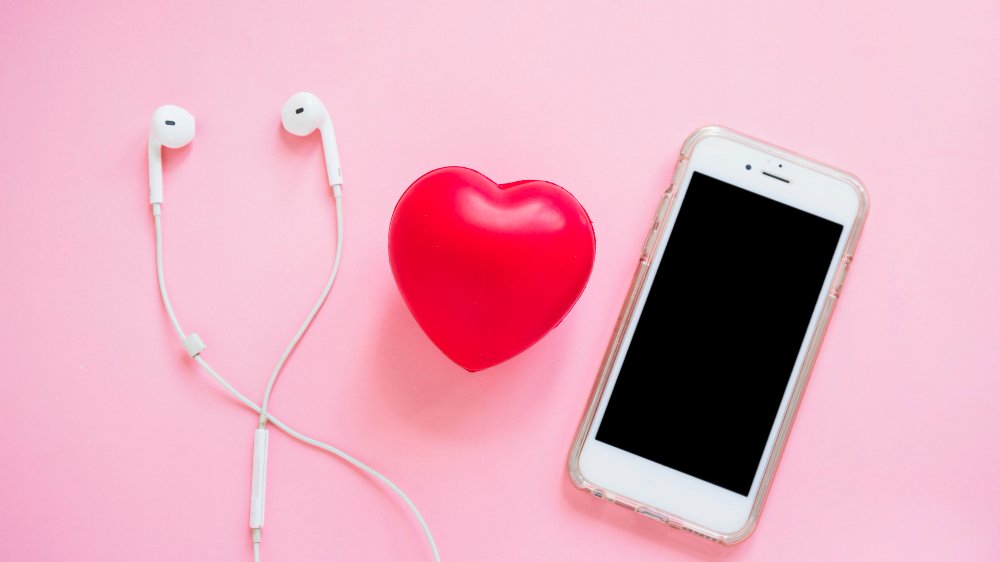 Freepik fone de ouvido, coração e celular