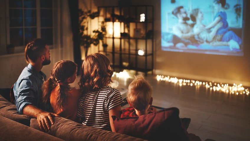 Família assistindo filmes