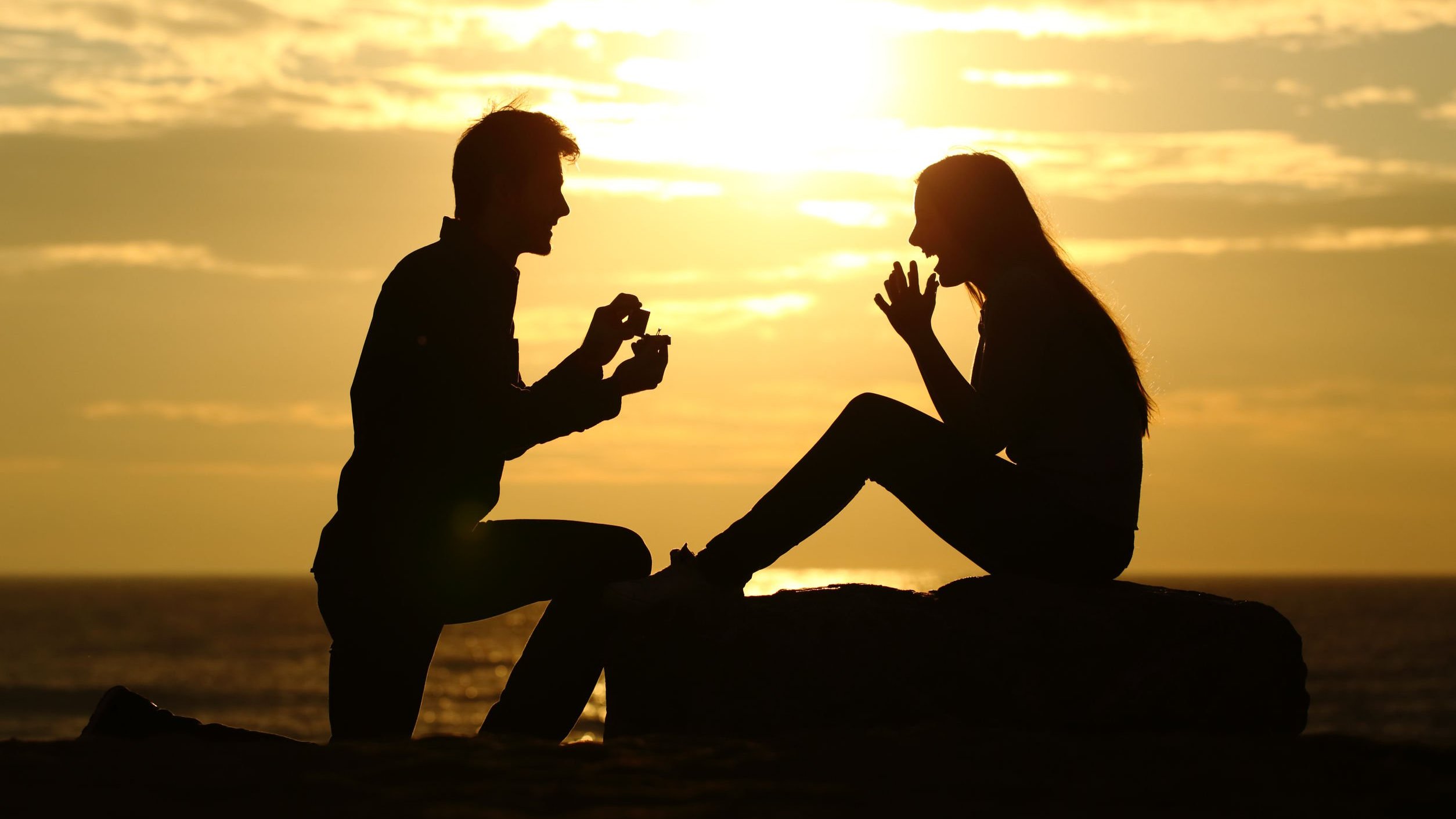 Homem pede mulher em casamento ao pôr do sol