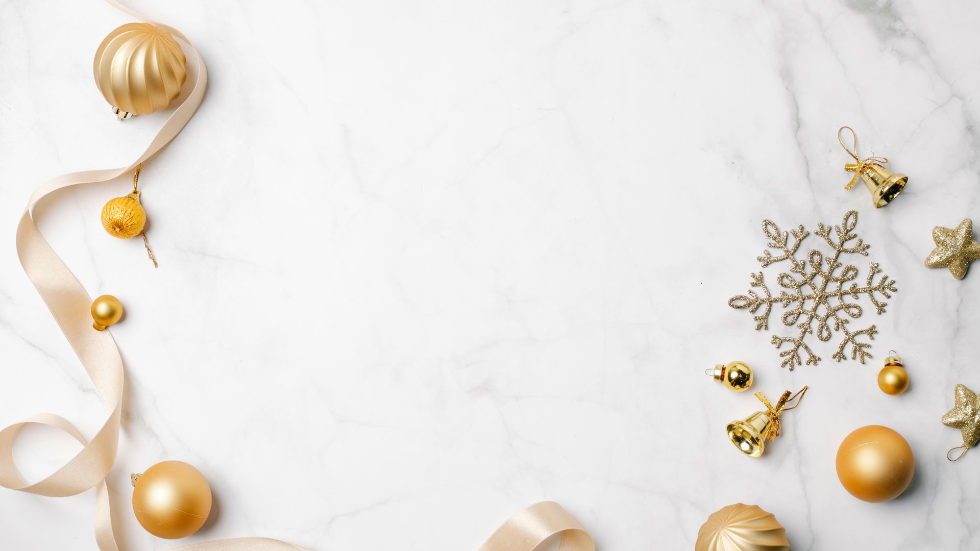 Imagem de fundo branco, com vários tipos de enfeites natalinos como bolas, fitas e sinos, na cor dourada.