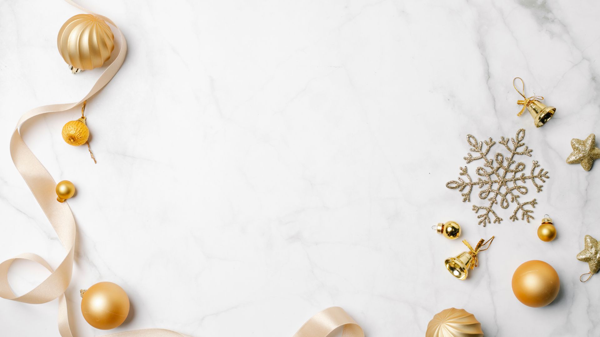 Laura James de Pexels para o Canva. Imagem de fundo branco, com vários tipos de enfeites natalinos como bolas, fitas e sinos, na cor dourada.