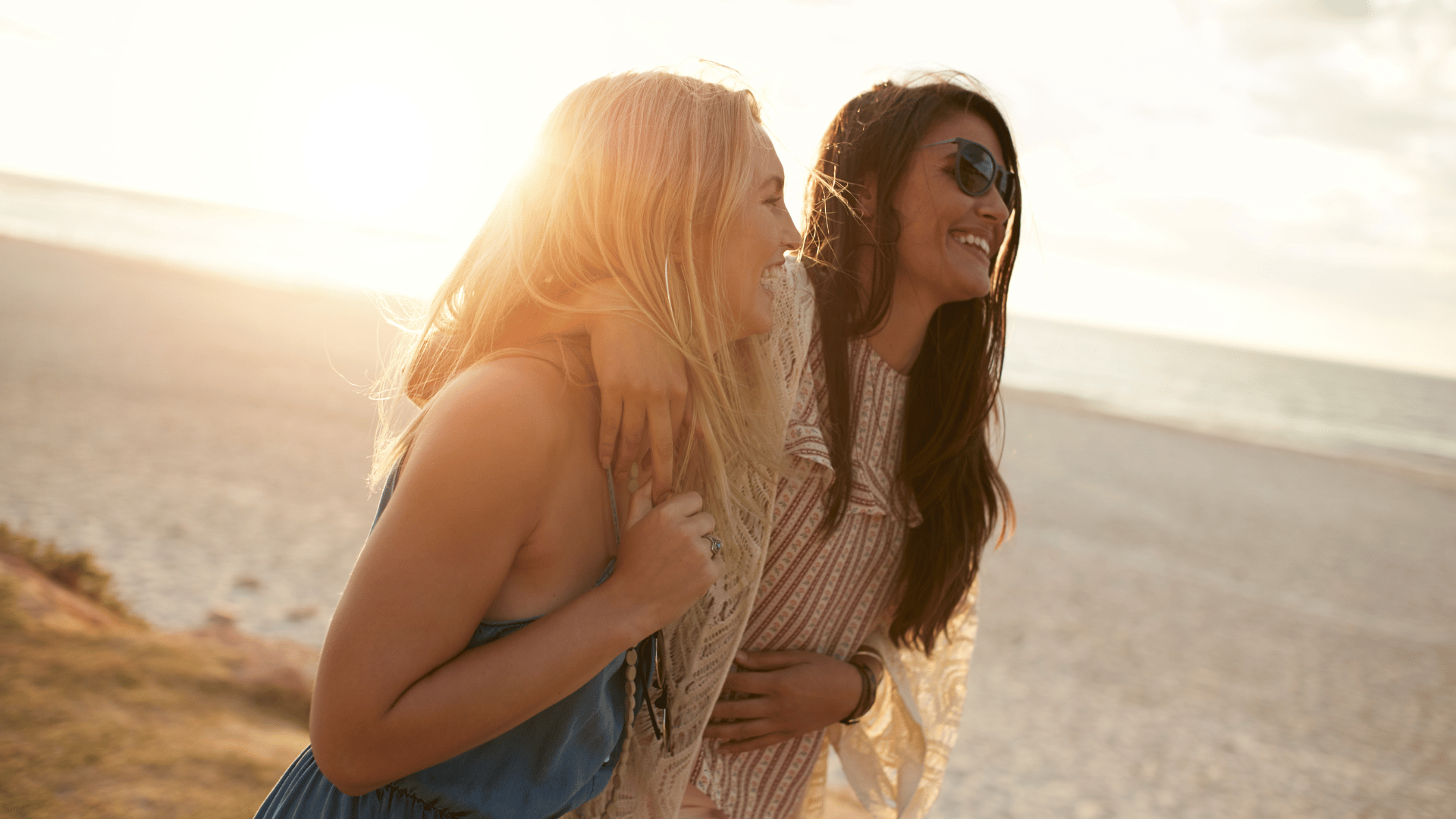 Amigas abraçadas na praia.