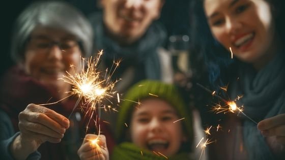 Pessoas comemorando o ano novo com luzes