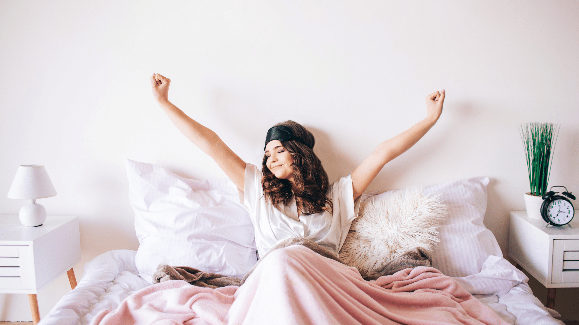 Mensagens Com Amor / Canva / Anton Estrada Imagem de uma mulher que acabou de acordar sentada na cama e se espreguiçando.