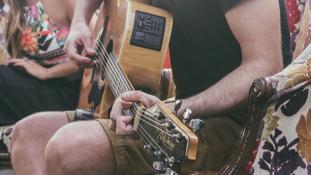 Unsplash / 9111 Homem tocando violão
