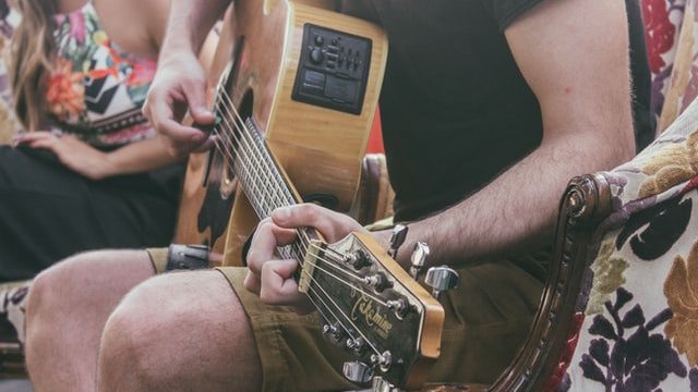 Homem tocando violão