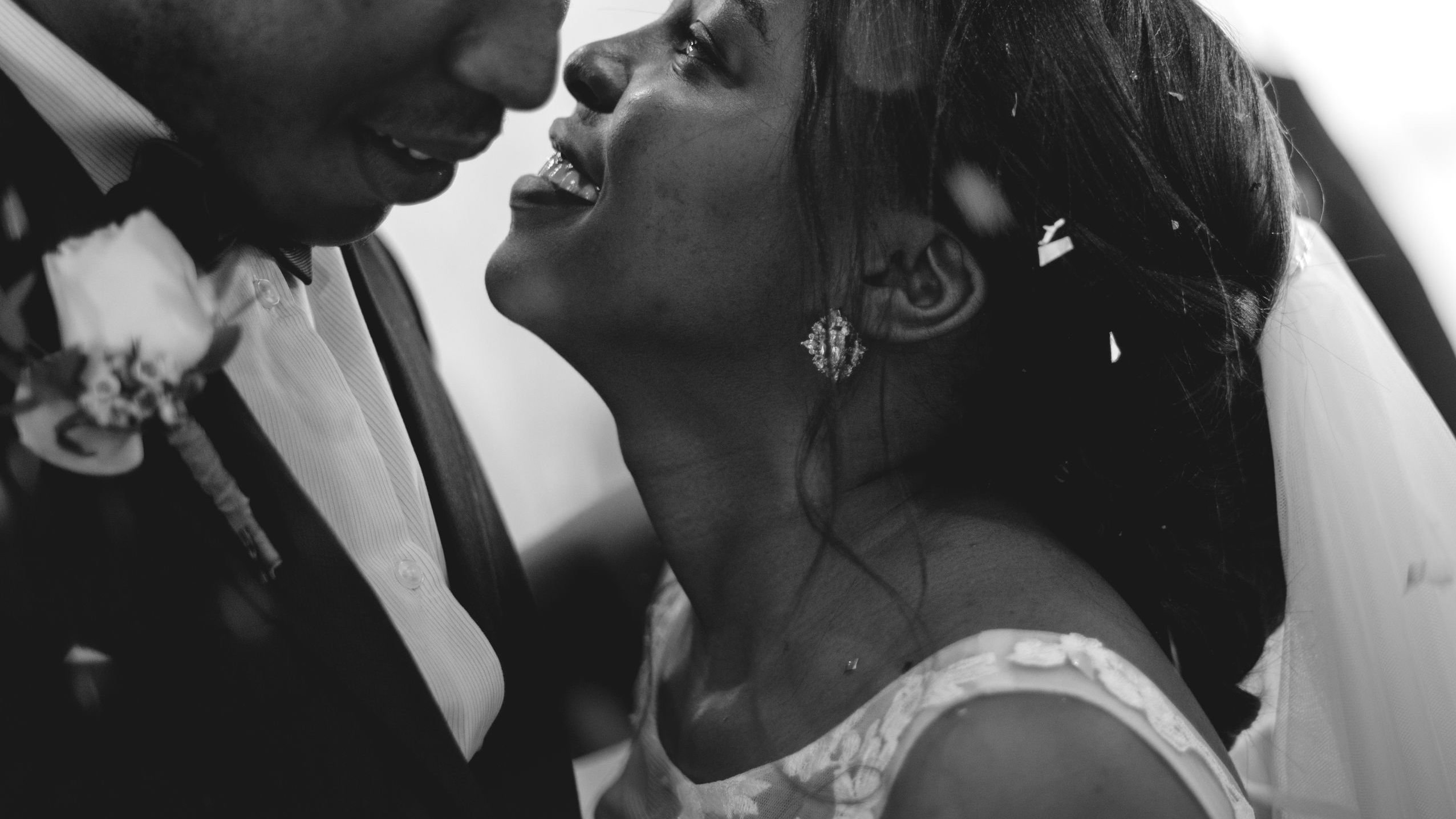 rawpixel/123RF Noivo e noiva dançando no casamento