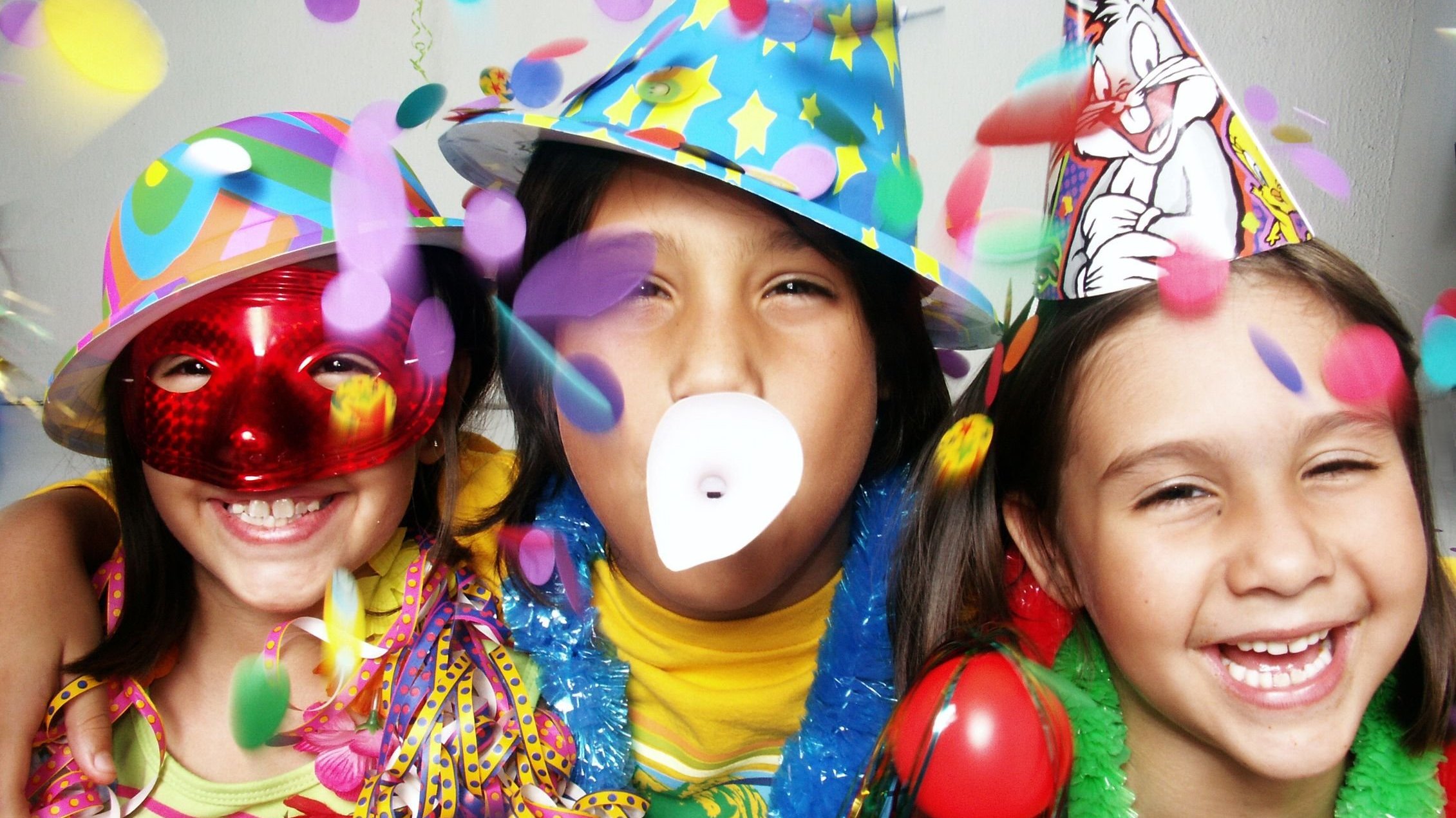 Crianças rindo com fantasias de Carnaval