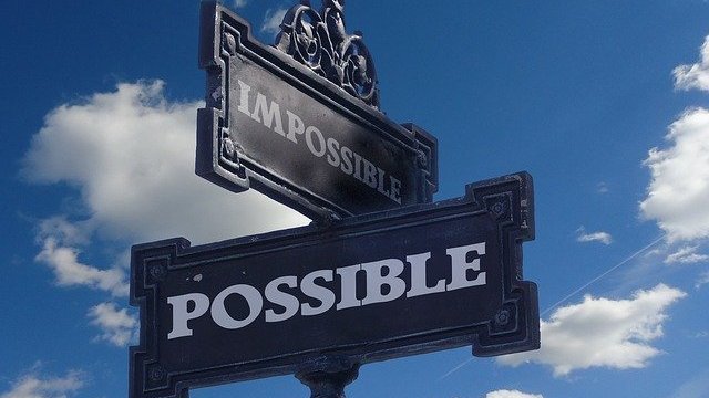Pixabay / geralt Placas com Possível e Impossível escrito em inglês