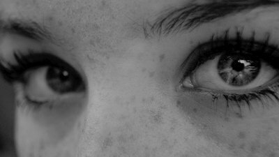 Olhar intenso. Mensagens penetrantes.