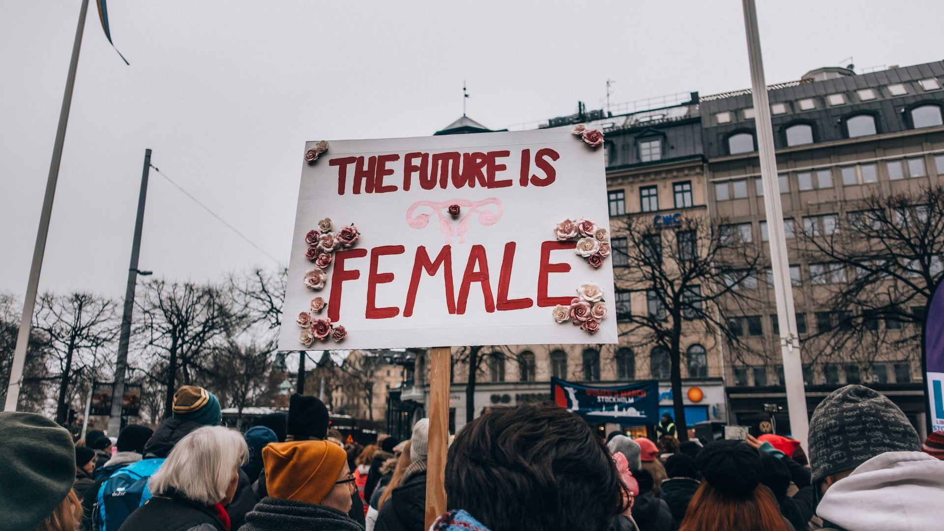 Cartaz escrito 'O futuro é feminino' em inglês, levantada durante um protesto feminista.