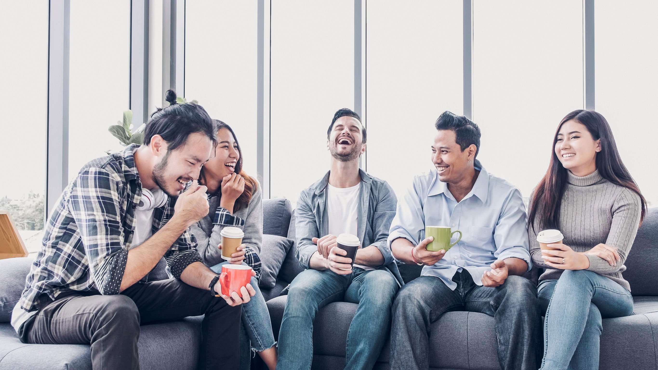 Grupo de amigos conversando e sorrindo.